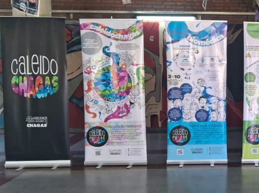 Imagen de banners portátiles con la muestra CaleidoCHAGAS